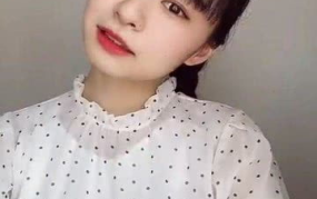 眼镜小姐姐敬礼,优雅与力量的完美融合