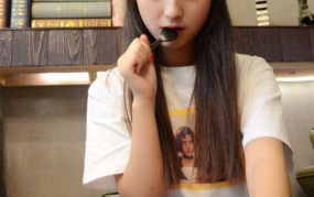 两个小姐姐吃胡萝卜视频,两位小姐姐的甜蜜味蕾之旅